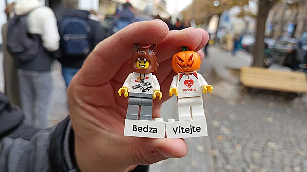 V&aacute;&scaron;niv&iacute; sběratel&eacute; nav&scaron;t&iacute;vili novou prodejnu Lego Store, kter&aacute; otevřela v ulici Na Př&iacute;kopě v Praze. Pan Bedřich přijel kvůli speci&aacute;ln&iacute; kostičce. (22. ř&iacute;jna 2026)