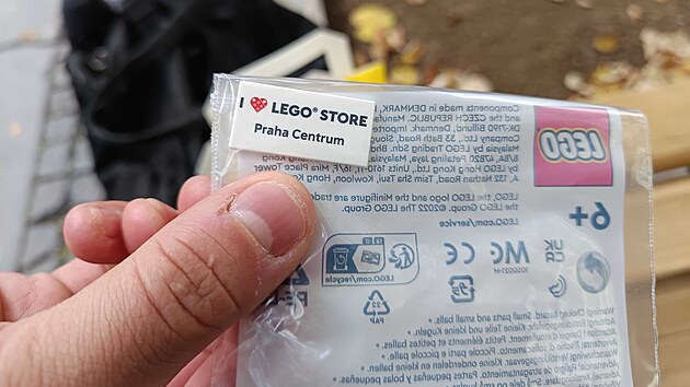 V&aacute;&scaron;niv&iacute; sběratel&eacute; nav&scaron;t&iacute;vili novou prodejnu Lego Store, kter&aacute; otevřela v ulici Na Př&iacute;kopě v Praze. Pan Bedřich přijel kvůli speci&aacute;ln&iacute; kostičce. (22. ř&iacute;jna 2026)
