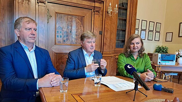 Předseda Svazku měst a obcí Krkonoše, senátor a starosta Vrchlabí Jan Sobotka (uprostřed, za STAN) požaduje s dalšími odvolání ředitele Správy KRNAP. Vpravo je starostka městyse Mladé Buky a bývalá poslankyně STAN Lucie Potůčková, vlevo starosta Horní Branné Luboš Zimmermann (nez.). (20. října 2026)