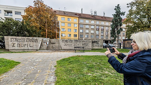Vandal posprejoval někdejší Galerii cti v centru Hradce Králové, na její proměně pracuje atelier collcoll. (20. října 2026)
