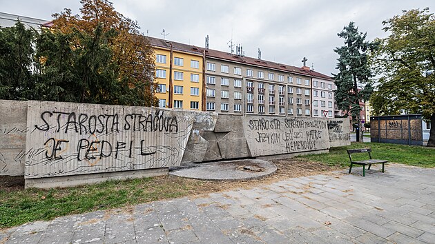 Vandal posprejoval někdejší Galerii cti v centru Hradce Králové, na její proměně pracuje atelier collcoll. (20. října 2026)