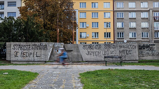 Vandal posprejoval někdejší Galerii cti v centru Hradce Králové, na její proměně pracuje atelier collcoll. (20. října 2026)