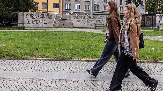 Vandal posprejoval někdejší Galerii cti v centru Hradce Králové, na její proměně pracuje atelier collcoll. (20. října 2026)