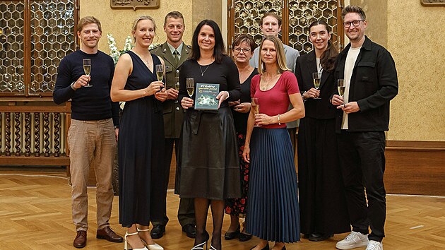 Symbolicky vodou z Radbuzy, jedn&eacute; z plzeňsk&yacute;ch řek, pokřtili rychlostn&iacute; kanoista Radek &Scaron;louf a ředitelka Nadace sportuj&iacute;c&iacute; ml&aacute;deže Eva Ma&scaron;kov&aacute; novou knihu Př&iacute;běhy sportem psan&eacute;. Ta mapuje 13 sportovn&iacute;ch osobnost&iacute;. (12. ř&iacute;jna 2026)