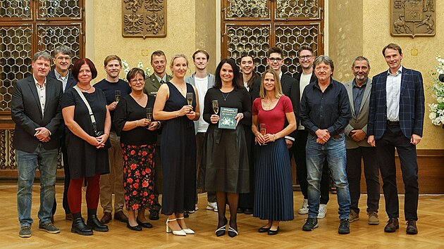Symbolicky vodou z Radbuzy, jedn&eacute; z plzeňsk&yacute;ch řek, pokřtili rychlostn&iacute; kanoista Radek &Scaron;louf a ředitelka Nadace sportuj&iacute;c&iacute; ml&aacute;deže Eva Ma&scaron;kov&aacute; novou knihu Př&iacute;běhy sportem psan&eacute;. Ta mapuje 13 sportovn&iacute;ch osobnost&iacute;. (12. ř&iacute;jna 2026)