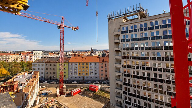 Výstavba Sisters nedávno dosáhla osmého nadzemního podlaží. Obě věže začínají být viditelné z různých částí Plzně, většinu svého růstu však mají ještě před sebou. (4. října 2026)