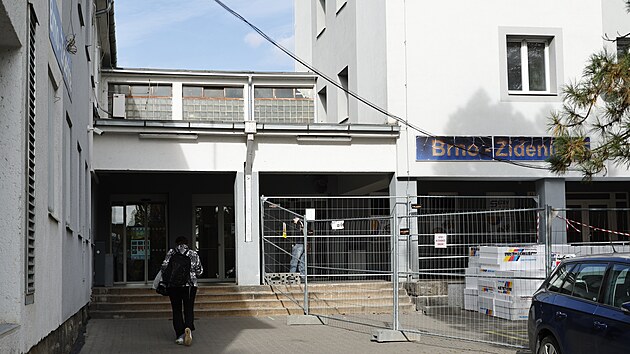 N&aacute;draž&iacute; v Ti&scaron;nově ani Židenic&iacute;ch nem&aacute; bezbari&eacute;rov&yacute; př&iacute;stup k vlakům. Lid&eacute; s koč&aacute;rkem musej&iacute; v Ti&scaron;nově zavolat pracovn&iacute;ka železnice, kter&yacute; jim pomůže přes služebn&iacute; &uacute;rovňov&yacute; přechod.