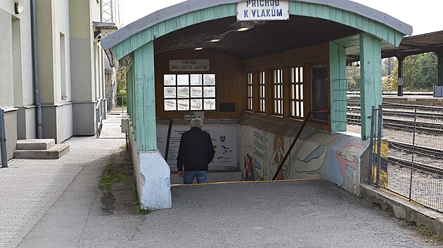 N&aacute;draž&iacute; v Ti&scaron;nově ani Židenic&iacute;ch nem&aacute; bezbari&eacute;rov&yacute; př&iacute;stup k vlakům. Lid&eacute; s koč&aacute;rkem musej&iacute; v Ti&scaron;nově zavolat pracovn&iacute;ka železnice, kter&yacute; jim pomůže přes služebn&iacute; &uacute;rovňov&yacute; přechod.