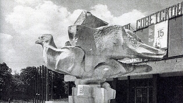 Holubice míru z roku 1976 před olomouckým Domem Družby na Černé cestě od Antonína Gribovského. Jde o jednu z největších sochařských realizací v kameni na území města, která je stále na původním místě. Dobové foto.