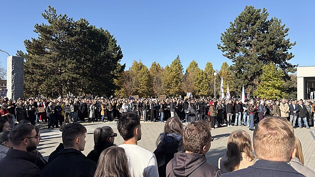 Studenti Univerzity Palackého v Olomouci se sešli před právnickou fakultou, aby vyjádřili podporu České televizi a Českému rozhlasu, kterým chce vláda sebrat koncesionářské poplatky. (27. října 2026)