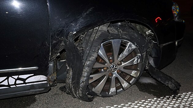 Opil&yacute; dvacetilet&yacute; cizinec ř&iacute;dil v Olomouci Volkswagen Passat s&nbsp;proražen&yacute;mi pneumatikami. (20. ř&iacute;jna 2026)