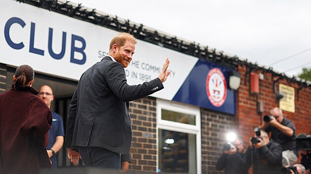 Princ Harry a Meghan, v&eacute;voda a v&eacute;vodkyně ze Sussexu, přij&iacute;žděj&iacute; na n&aacute;v&scaron;těvu do Nottinghamu ve Velk&eacute; Brit&aacute;nii na charitativn&iacute; organizaci Epic Partners, 15. ř&iacute;jna 2026 (REUTERS/Hannah McKay)