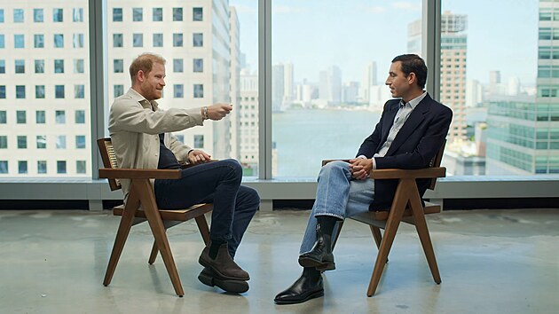 Princ Harry říká, že se chce smířit se svou rodinou v rozhovoru pro podcast „One More Question“ časopisu GQ s novinářem Zachem Baronem (říjen 2026)