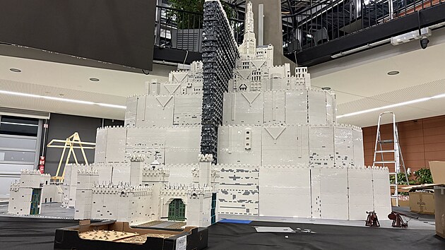 Minas Tirith, pevnost z Pána prstenů, postavená z lega. Je k vidění v Olomouci. (30. října 2026)