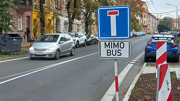 Duchcovsk&aacute; ulice v Teplic&iacute;ch patř&iacute; k probl&eacute;mov&yacute;m m&iacute;stům, kde řidiči často překračuj&iacute; povolenou rychlost. Jej&iacute; č&aacute;st se moment&aacute;lně opravuje.