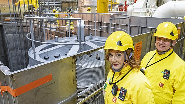 Generální ředitel ČEZ Daniel Beneš a ministryně financí Alena Schillerová v reaktorovém sálu prvního bloku Jaderné elektrárny Temelín. (30. října 2026)