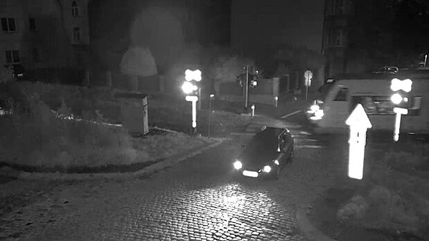 Na nechr&aacute;něn&eacute;m přejezdu v Jablonci nad Nisou někteř&iacute; řidiči nad&aacute;le riskuj&iacute; život a přej&iacute;žd&iacute; navzdory v&yacute;stražn&eacute;mu červen&eacute;mu světlu či zvukov&eacute; signalizaci. (ř&iacute;jen 2026)