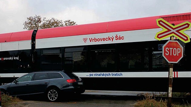 Nehoda vlaku a auta v Hodon&iacute;ně. (ř&iacute;jen 2026)