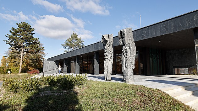 Ceněnou smutečn&iacute; s&iacute;ň v brněnsk&yacute;ch Židenic&iacute;ch od architekta Ivana Rullera se podařilo městsk&eacute; č&aacute;sti zachr&aacute;nit. Opravy jsou hotov&eacute;. (ř&iacute;jen 2026)