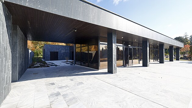 Ceněnou smutečn&iacute; s&iacute;ň v brněnsk&yacute;ch Židenic&iacute;ch od architekta Ivana Rullera se podařilo městsk&eacute; č&aacute;sti zachr&aacute;nit. Opravy jsou hotov&eacute;. (ř&iacute;jen 2026)