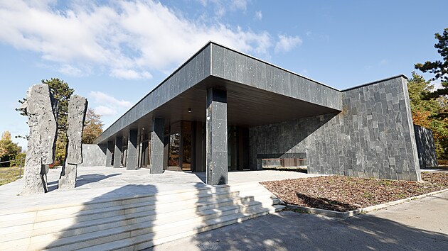 Ceněnou smutečn&iacute; s&iacute;ň v brněnsk&yacute;ch Židenic&iacute;ch od architekta Ivana Rullera se podařilo městsk&eacute; č&aacute;sti zachr&aacute;nit. Opravy jsou hotov&eacute;. (ř&iacute;jen 2026)