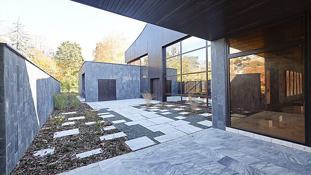 Ceněnou smutečn&iacute; s&iacute;ň v brněnsk&yacute;ch Židenic&iacute;ch od architekta Ivana Rullera se podařilo městsk&eacute; č&aacute;sti zachr&aacute;nit. Opravy jsou hotov&eacute;. (ř&iacute;jen 2026)