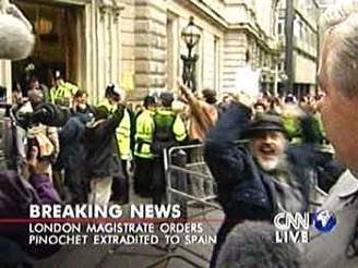 Oslavy odprc Pinocheta ped budouvou soudu