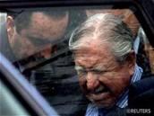 Pinochet zaal rozprodávat své cennosti, aby ml na zaplacení út.