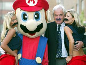 Promo akce - Nintendo a Mario sponzoruj knrek fotbalovho komenttora Des Lynama