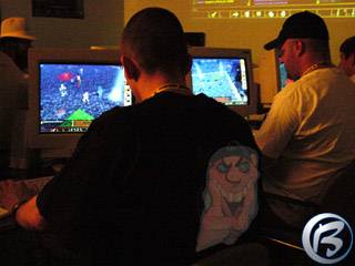 Petr Proek (vlevo) testuje na stnku BioWare spolen s dalmi novini oekvanou RPG pecku Neverwinter Nights