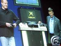 Seamus Blackley a Bill Gates při prezentaci Xboxu, listopad 2001