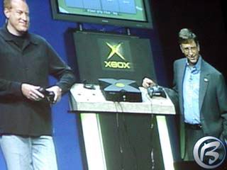 Duchovn otec Xboxu Seamus Blackley (vlevo) pedvd Billovi Gatesovi hru Azurika