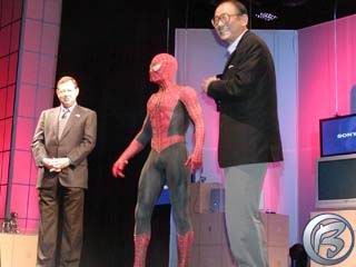 f Key3 Media, firmy podajc Comdex, a Spider-Man zdrav fa Sony Corporation Kunitakeho Andeho (vpravo)