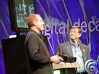 Duchovn otec Xboxu Seamus Blackley (vlevo) pedvd konzoli a hry Billovi Gatesovi