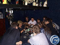 Pekladatel u baru. Zleva dole: Pavel astn, barmanka, K-Soft, Mrazk, Adam Rambousek. Zleva nahoe: Birdman, Mawerick, Erina a pl hlavy Mnemonica.