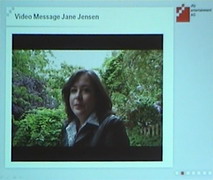 Fotografie na GC prezentovanho video-pozdravu Jane Jensen.