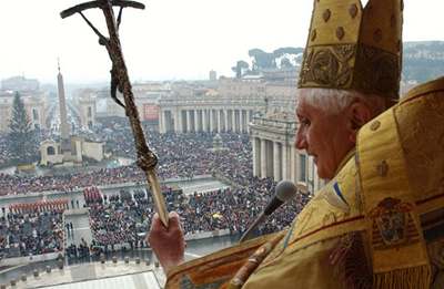 Pape Benedikt XVI. pi "Urbi et Orbi" na Svatopetrském námstí v ím.