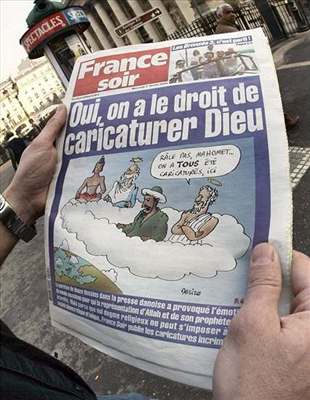 Kontroverzní karikatury se objevily petitné i ve francouzském tisku. Ve France soir vyly pod titulkem: "Ano, my máme právo karikovat Boha." Na samotném obrázku poté kesanský Bh hovoí k Mohamedovi: Nestuj si, jsme tady karikováni vichni." 