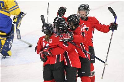 Turín 2006 - Kanadské hokejistky se radují ze vstelené branky ve finále olympijského turnaje