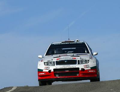 eský jezdec Jan Kopecky se spolujezdcem Filipem Schovánkem ve voze koda Fabia WRC dojeli pátí na Katalánské rallye.