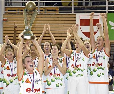 Basketbalistky Gambrinusu Sika Brno se radují z vítzství v Eurolize.