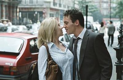 Osudové setkání. Chris (Jonath Rhys-Meyers) potká Nolu (Scarlett Johanssonová), která by mohla zmnit celý jeho ivot. 