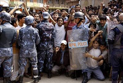 V Nepálu vypukly demonstrace proti samovlád krále Gjánéndry.