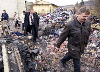 Skládka v Libevci. Foto z 10.dubna, kdy místo navtívila lenové komise ivotního prostedí euroregionu Krunohoí.