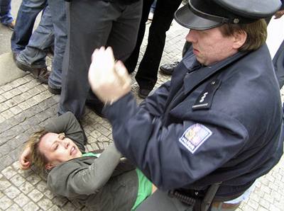 Policie pi demonstracích krajn pravicového Národního odporu a anarchist v Praze napadla kandidátku Strany zelených Kateinu Jacquesovou. 