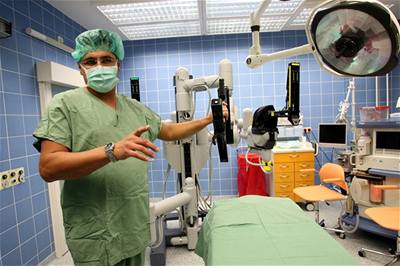 Nemocnice Na Homolce je vybavena robotickým operaním systémem.
