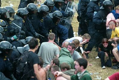 Policejní zákrok na CzechTeku 2005.