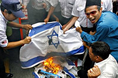 Hoící izraelská vlajka
