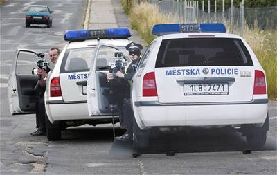 Policisté vyuívají pro zpomalení idi také maketu policejního auta.