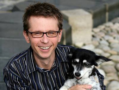 Bývalý mluví Václava Havla Martin Krafl se psem. 